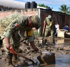 En Veracruz, elementos del ejército ayudan con la limpieza de calles tras las lluvias que inundaron Poza Rica, Veracruz.
