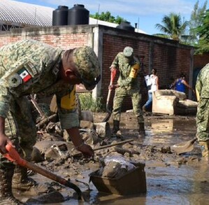 En Veracruz, elementos del ejército ayudan con la limpieza de calles tras las lluvias que inundaron Poza Rica, Veracruz.