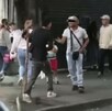 Extorsionador con un comerciante en el Centro Histórico de la Ciudad de México. Extorsionador con un comerciante en el Centro Histórico de la Ciudad de México.