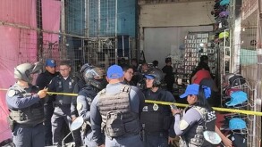 Policías de la SSC entre puestos semifijos donde balearon a cuatro personas en Tepito, cerca del Metro Lagunilla de la Línea B.