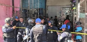 Policías de la SSC entre puestos semifijos donde balearon a cuatro personas en Tepito, cerca del Metro Lagunilla de la Línea B.