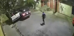 Camioneta choca contra otro vehículo por intentar huir de ‘El Chiapaneco’ en Nezahualcóyotl.