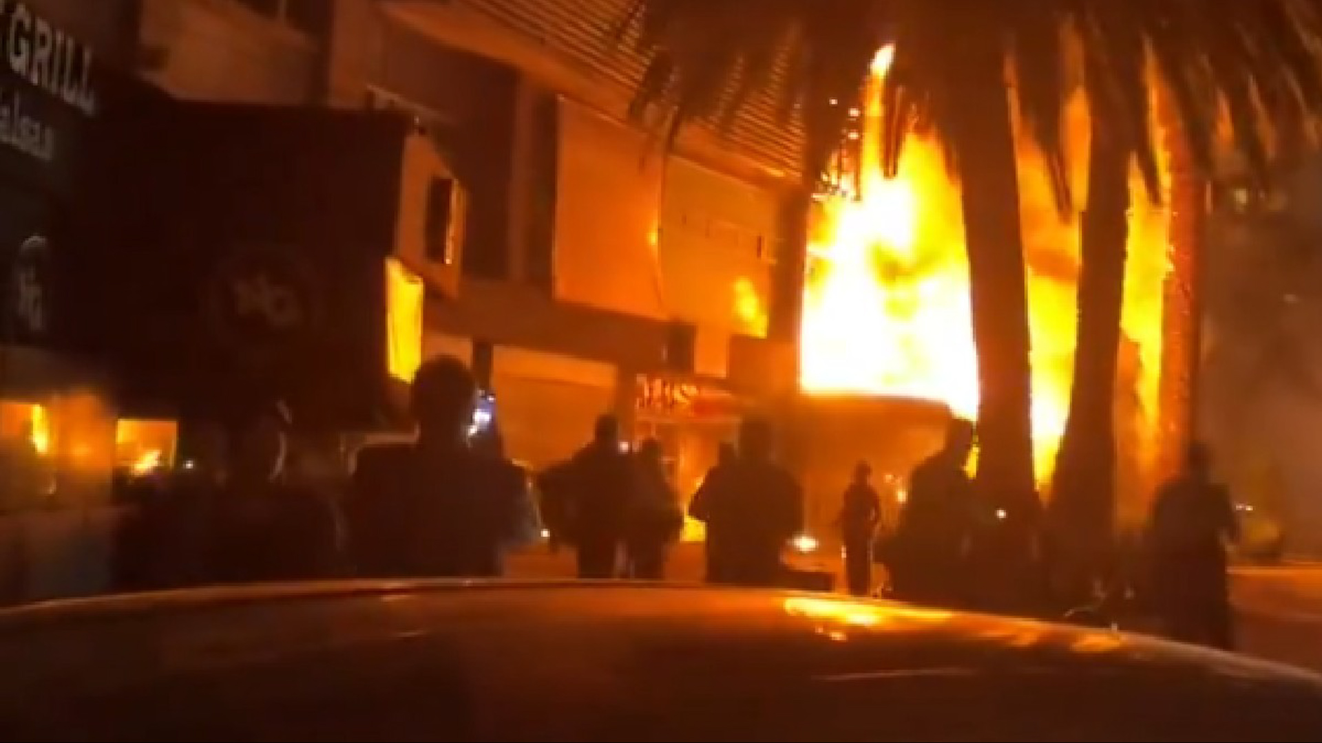 Los cuerpos de emergencia ya laboran en las inmediaciones del Monumento a la Revolución para sofocar las llamas.