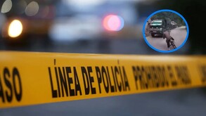 En la imagen se puede ver la cinta amarilla de Policía y a un costado se ve la imagen de un hombre cayendo de su bisicleta y al fondo un camión de carga.