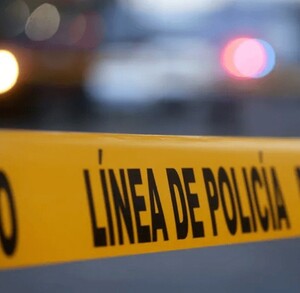 En la imagen se puede ver la cinta amarilla de Policía y a un costado se ve la imagen de un hombre cayendo de su bisicleta y al fondo un camión de carga.