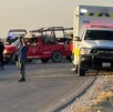 En la imagen se puede ver a una camioneta de bomberos, una ambulancia y un par de personas. En la imagen se puede ver a una camioneta de bomberos, una ambulancia y un par de personas.