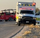 En la imagen se puede ver a una camioneta de bomberos, una ambulancia y un par de personas.