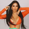 En la imagen aparece Kim Shantal con un atuendo en color naranja, posando con las manos elevadas a la cara. En la imagen aparece Kim Shantal con un atuendo en color naranja, posando con las manos elevadas a la cara.