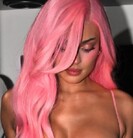Kylie Jenner posando para sus fotos de King Kylie Collection 2025