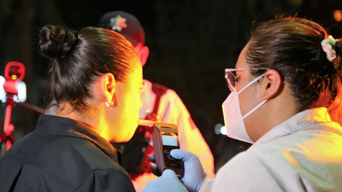 Elemento de Tránsito de Torreón implementando prueba de alcoholemia durante un operativo de vigilancia. Elemento de Tránsito de Torreón implementando prueba de alcoholemia durante un operativo de vigilancia.