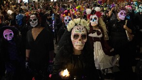 Participantes en desfile de catrinas en Ciudad de México