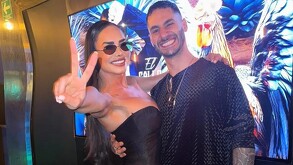 En la foto aparecen  Lis Vega y Ryan abrazados con un atuendo negro