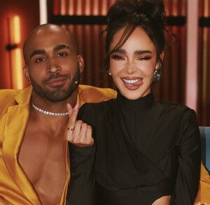 En la imagen se ve a Manelyk y Caramelo posando para la foto, caramelo con atuendo color mostaza y Manelyk de negro. Además se muertra otra imagen donde pelean.
