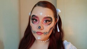 Sara Morales, periodista y redactora digital de Telediario, posando su maquillaje de Catrina sencillo para el Día de Muertos 2025.