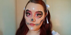 Sara Morales, periodista y redactora digital de Telediario, posando su maquillaje de Catrina sencillo para el Día de Muertos 2025.