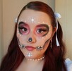 Sara Morales, periodista y redactora digital de Telediario, posando su maquillaje de Catrina sencillo para el Día de Muertos 2025. Sara Morales, periodista y redactora digital de Telediario, posando su maquillaje de Catrina sencillo para el Día de Muertos 2025.
