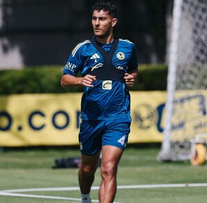Facundo Almada entrenando con el Mazatlán y Sebastián Cáceres en una práctica de entrenamiento con América.