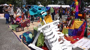 Familias, estudiantes y público en general acudieron a la explanada Universum para ver la Megaofrenda de la UNAM 2025.