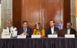 Diego Monraz junto a otras figuras de las dependencias de Jalisco, como el secretario de educación, Juan Carlos Flores