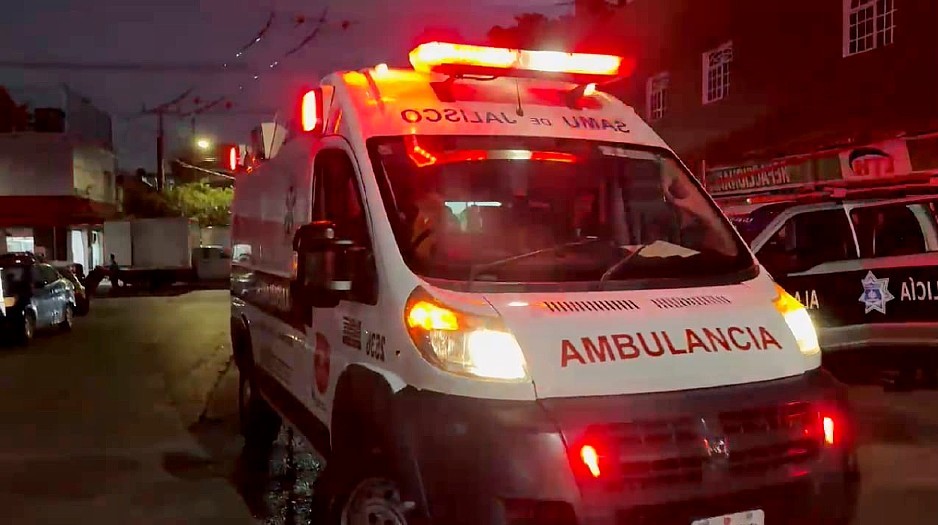 Ambulancia del Sistema de Atención Médica de Urgencias SAMU junto a patrulla de la Policía de Guadalajara Ambulancia del Sistema de Atención Médica de Urgencias SAMU junto a patrulla de la Policía de Guadalajara