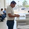 Imagen ilustrativa de un hombre tramitando el permiso para circular sin placas en Jalisco generada con Gemini IA Imagen ilustrativa de un hombre tramitando el permiso para circular sin placas en Jalisco generada con Gemini IA