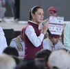 claudia sheinbaum con un micrófono hablando a habitantes de poza rica en veracruz claudia sheinbaum con un micrófono hablando a habitantes de poza rica en veracruz