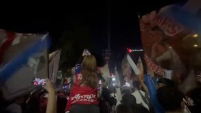 A la voz de “te quiero ver campeón” hombres, mujeres, niños y adultos mayores, entonaron los aficionados de Chivas en la serenata previo al Clásico Tapatío.