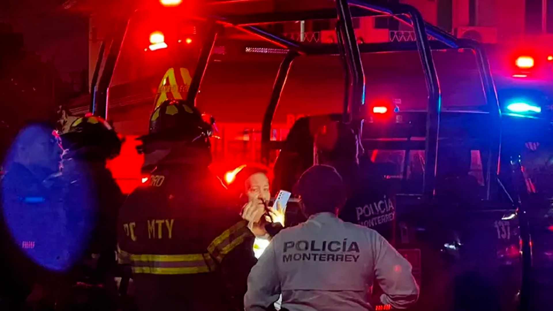 De a cuerdo con los primeros reportes presuntamente una fuga de gas en el boiler llenó la casa de humo.