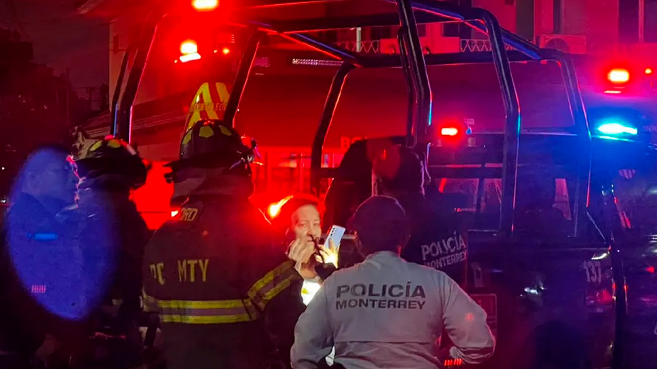 Una mujer de 86 años fue rescatada con vida tras un incendio en la colonia Nueva Madero, gracias al heroísmo de un policía y un rescatista de Protección Civil.