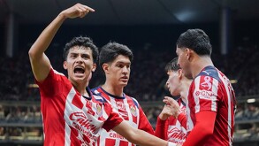 Richard Ledezma y Bryan González en festejo de gol, durante el partido correspondiente a la jornada 13 del torneo Apertura 2025.