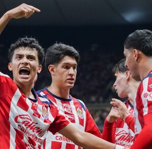 Richard Ledezma y Bryan González en festejo de gol, durante el partido correspondiente a la jornada 13 del torneo Apertura 2025.