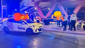 Patrulla de peritos y policía en medio de la noche atendiendo a un motociclista.