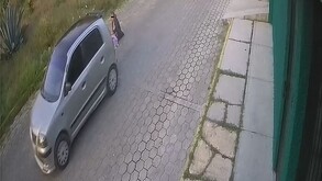 Taxista bajando a joven luego de asaltarla y agredirla sexualmente en Coacalco, Estado de México.