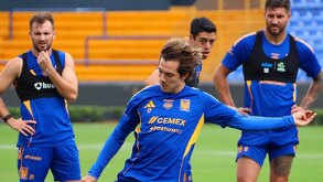 Sebastián Córdova haciendo un tiro en el entrenamiento con Tigres previo a la jornada 15 de la Liga MX.