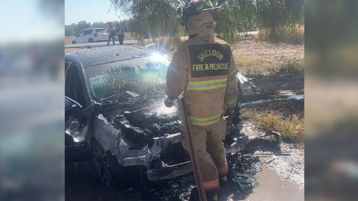 Bomberos arrasando con incendio de automóvil en San Pedro, Coahuila. Bomberos arrasando con incendio de automóvil en San Pedro, Coahuila.