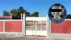 En la imagen se puede ver la entrada de una escuela con la cintilla amarilla de prohibido el paso y la cara de un pequeño niño