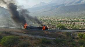 Volcadura e incendio en la carretera Monterrey-Saltillo