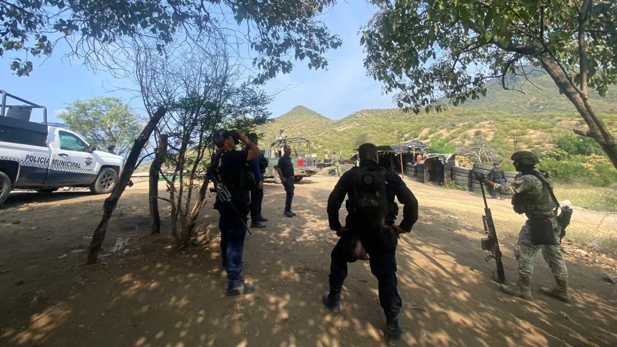 Elementos del Ejército, Guardia Nacional y Policía Municipal en cerro de Michoacán durante operativo de seguridad Elementos del Ejército, Guardia Nacional y Policía Municipal en cerro de Michoacán durante operativo de seguridad