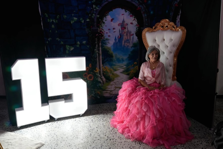 Abuela en festejo de 15 años en Bogotá. Abuela en festejo de 15 años en Bogotá.