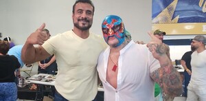 En la imagen aparece Alberto del Río junto a su hermano Memo Montenegro, ambos aparecen haciendo una pose y uno de ellos tiene una máscara en la cara. En la imagen aparece Alberto del Río junto a su hermano Memo Montenegro, ambos aparecen haciendo una pose y uno de ellos tiene una máscara en la cara.