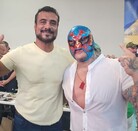 En la imagen aparece Alberto del Río junto a su hermano Memo Montenegro, ambos aparecen haciendo una pose y uno de ellos tiene una máscara en la cara. En la imagen aparece Alberto del Río junto a su hermano Memo Montenegro, ambos aparecen haciendo una pose y uno de ellos tiene una máscara en la cara.