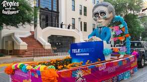 Carros alegóricos en desfile del Festival de las Calaveras en Monterrey.