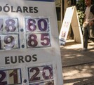El valor del peso frente al dólar varía diariamente. El valor del peso frente al dólar varía diariamente.