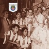 Imagen en blanco y negro, con tinte sepia, del Cardenal José Garibi Rivera rodeado por jugadores del equipo de fútbol Chivas (El Rebaño Sagrado) en atuendos for Imagen en blanco y negro, con tinte sepia, del Cardenal José Garibi Rivera rodeado por jugadores del equipo de fútbol Chivas (El Rebaño Sagrado) en atuendos for