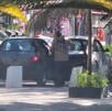 Hombre aborda un vehículo Ford Ka negro tras escapar de un asalto en la Avenida Juárez.