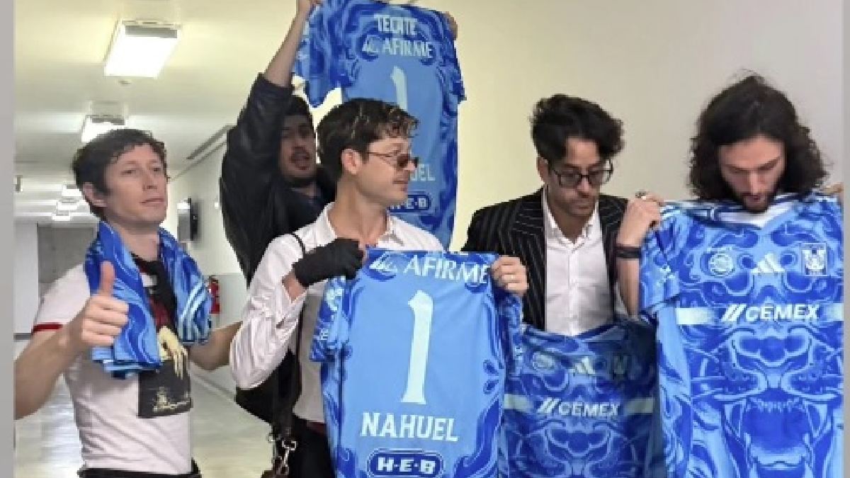 Integrantes de Bandalos Chinos posando con la jersey de Tigres que les regaló Nahuel Guzmán. Integrantes de Bandalos Chinos posando con la jersey de Tigres que les regaló Nahuel Guzmán.