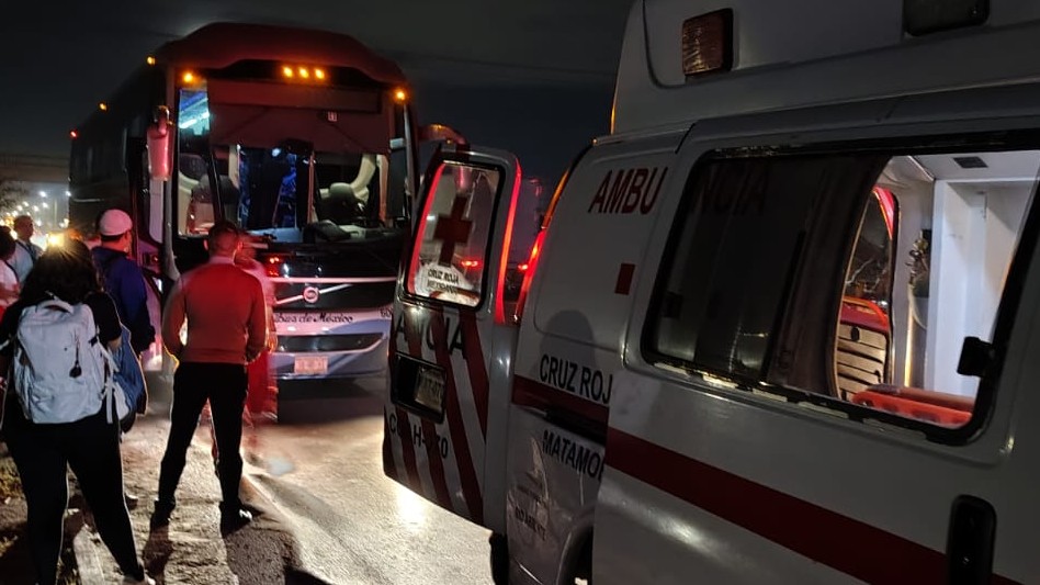 Ambulancia de Cruz Roja y Camión ómnibus tras fuerte accidente en La Laguna Ambulancia de Cruz Roja y Camión ómnibus tras fuerte accidente en La Laguna