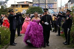 Abuelas en Bogotá celebrando fiesta de 15 años, acompañadas de policías.