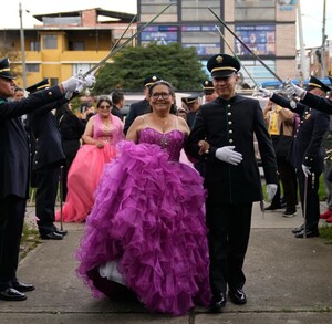 Abuelas en Bogotá celebrando fiesta de 15 años, acompañadas de policías. Abuelas en Bogotá celebrando fiesta de 15 años, acompañadas de policías.