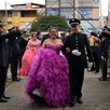 Abuelas en Bogotá celebrando fiesta de 15 años, acompañadas de policías. Abuelas en Bogotá celebrando fiesta de 15 años, acompañadas de policías.